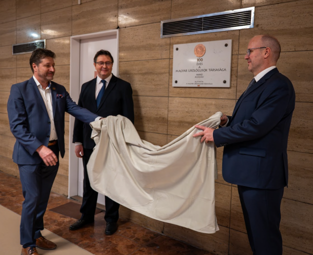 Márványtábla-avatás a Péterfyben